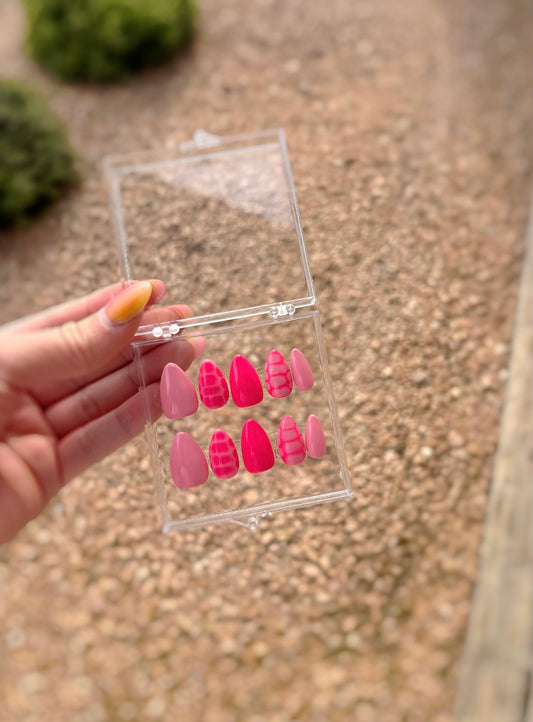 Short almond pink gator press-ons